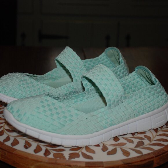 Like New Comfortview Aqua Summer Shoes - Picture 1 of 6